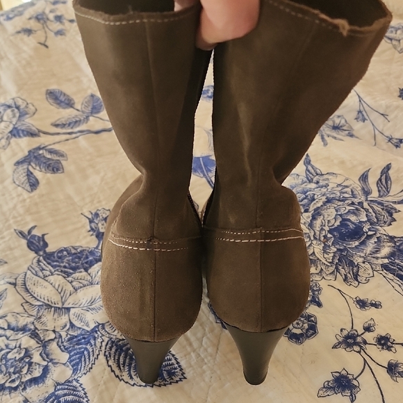 La CANADIENNE Tan Beige Natural Gray Brown Suede Heeled Boots - Picture 12 of 13